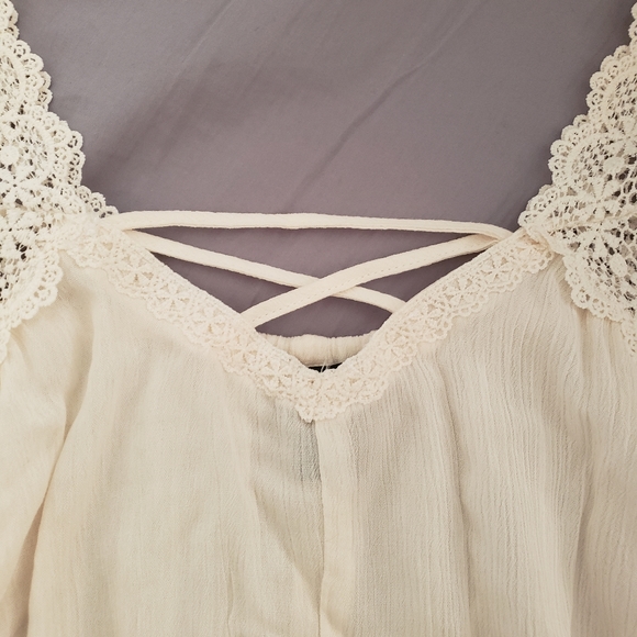 Off white Rue 21 lace strap top size large - Picture 3 of 5